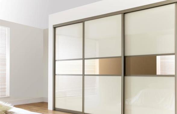 宁夏衣柜定制厂家告诉大家衣柜门应该选择玻璃门还是木门呢？